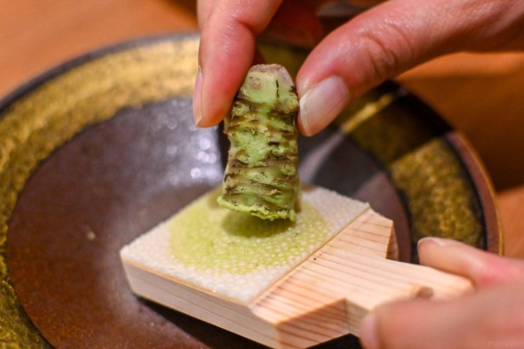 本わさびをすっているところ