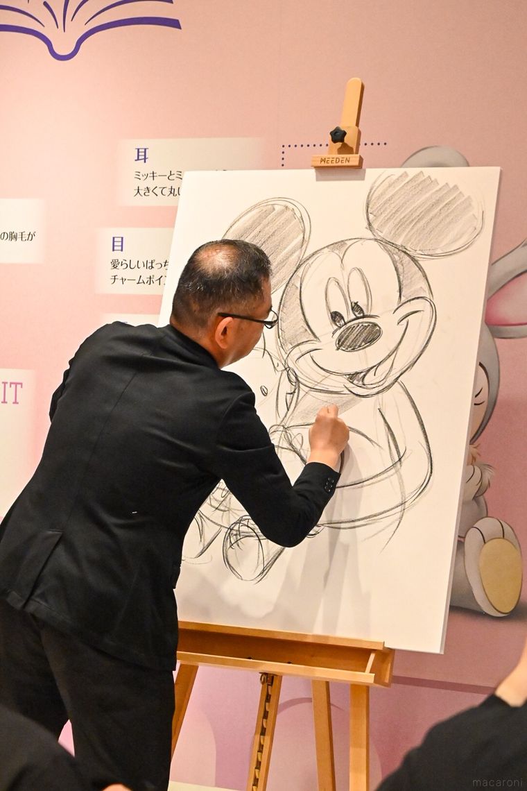 アニメーターが絵を描いているところ