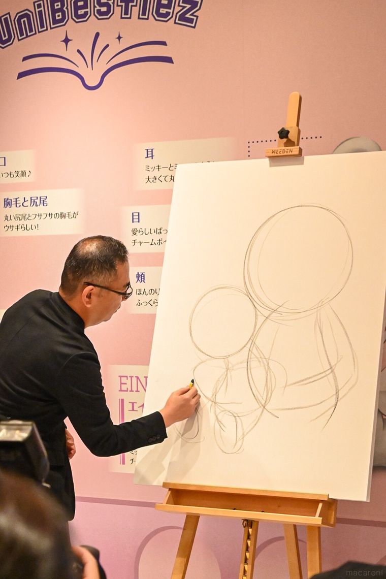 アニメーターが絵を描いているところ