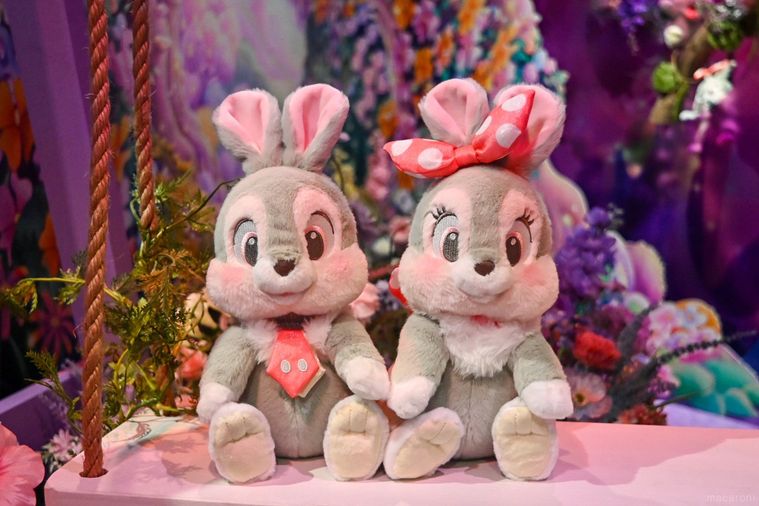 2つのぬいぐるみが並んでいるところ