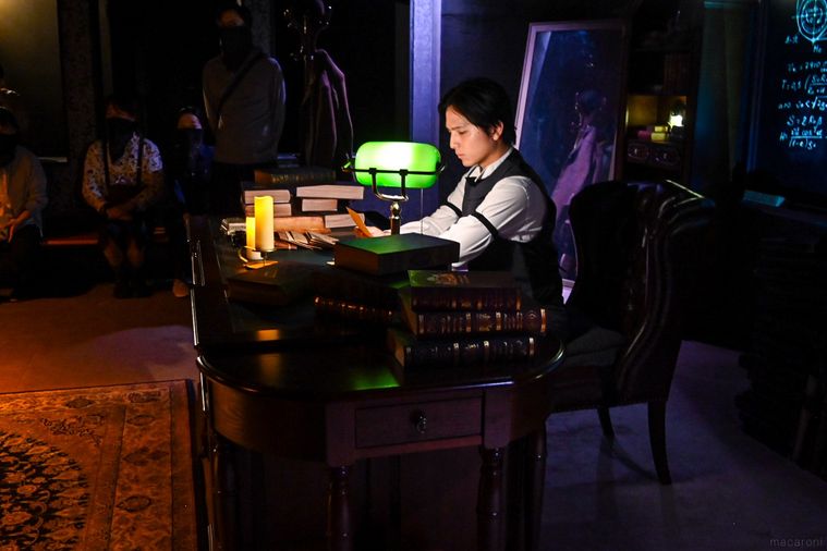 デスクに座っているシャーロック・ホームズ