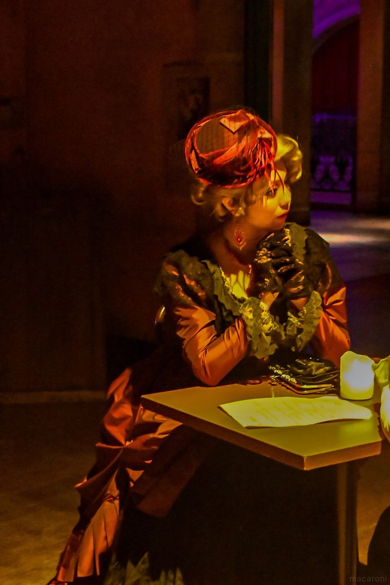 アイリーン・アドラーがゲストと話しているところ