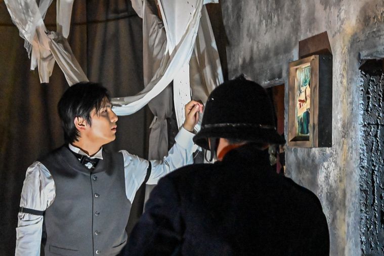 事件現場で何かを見つけるシャーロック・ホームズ