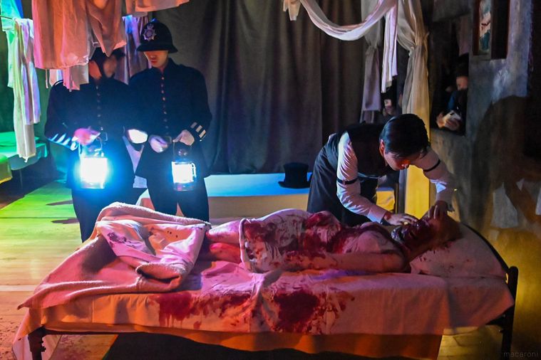 事件現場を確認するシャーロック・ホームズ