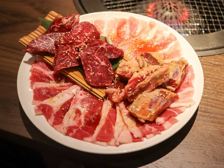 牛角の定番焼肉セットのお肉が盛り付けられた大皿