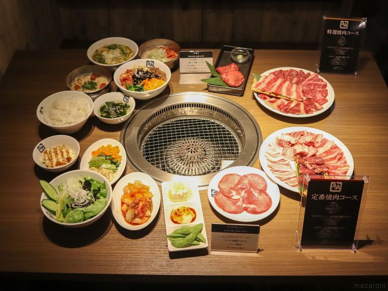 木製のテーブルの上に牛角のセットメニューが並んでいる