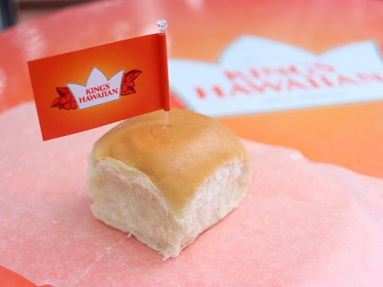 キングスハワイアンのスウィートロールがロゴが描かれたテーブルに置かれている