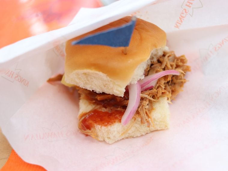 専用の紙包装に入ったLAベースボールスライダープルドポークスライダー