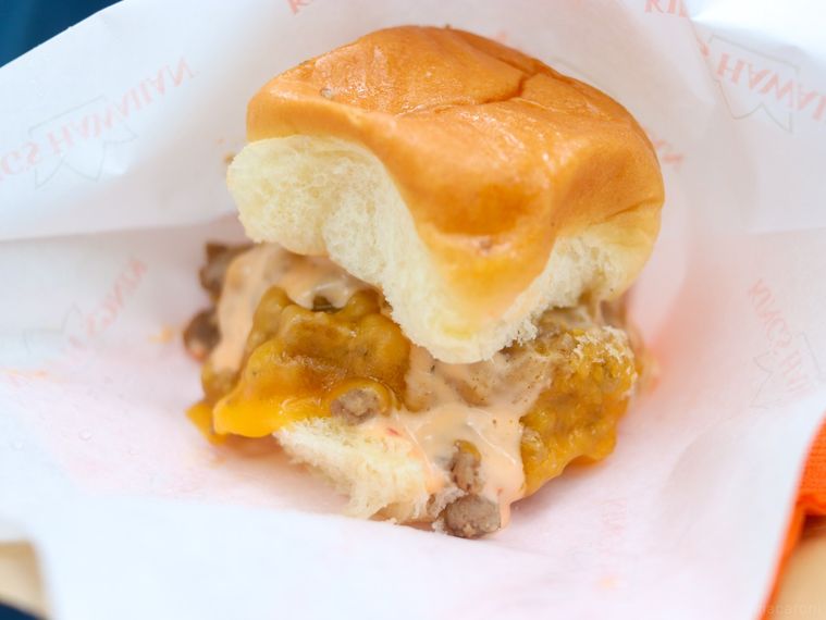 専用の紙包装に入ったチーズバーガースライダー