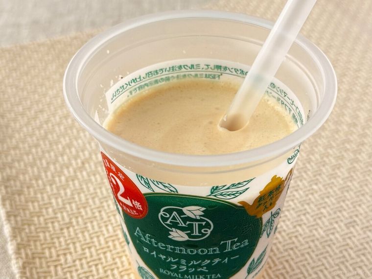 ストローがささっているクッキー増量 アフタヌーンティーロイヤルミルクティーフラッペ