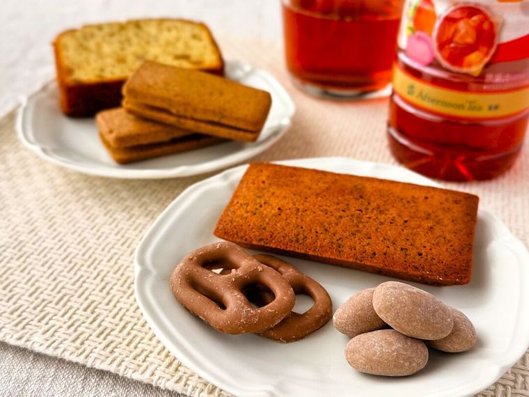 アフタヌーンティー監修のスイーツやドリンクが並んでいる様子