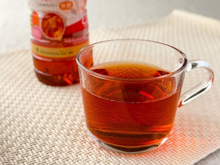 コップに注いだピーチマンゴー香るルイボスティー