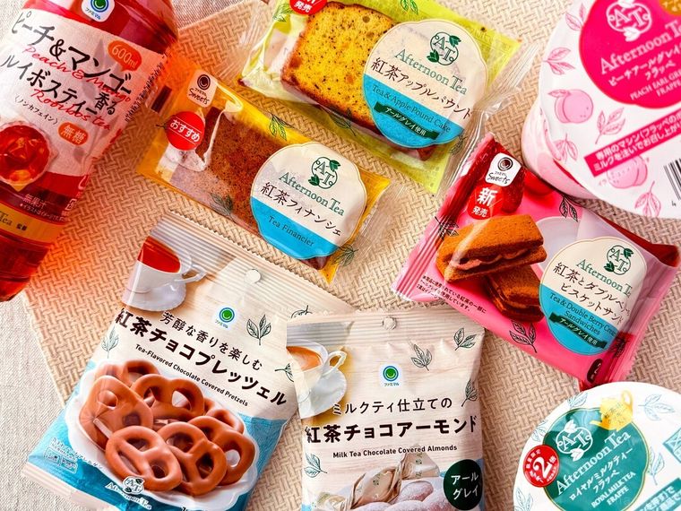 アフタヌーンティー監修のコラボスイーツやドリンクのパッケージが並んでいる様子