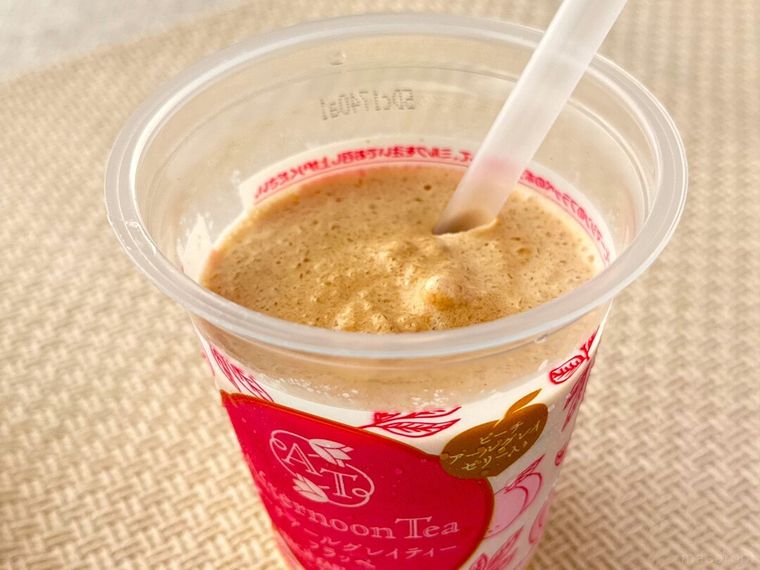 ストローがささっているアフタヌーンティーピーチアールグレイミルクティーフラッペ