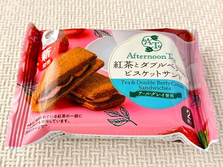 紅茶とダブルベリーのビスケットサンドのパッケージ