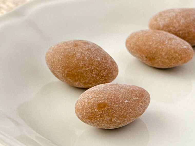 白皿にのったミルクティ仕立ての 紅茶チョコアーモンド