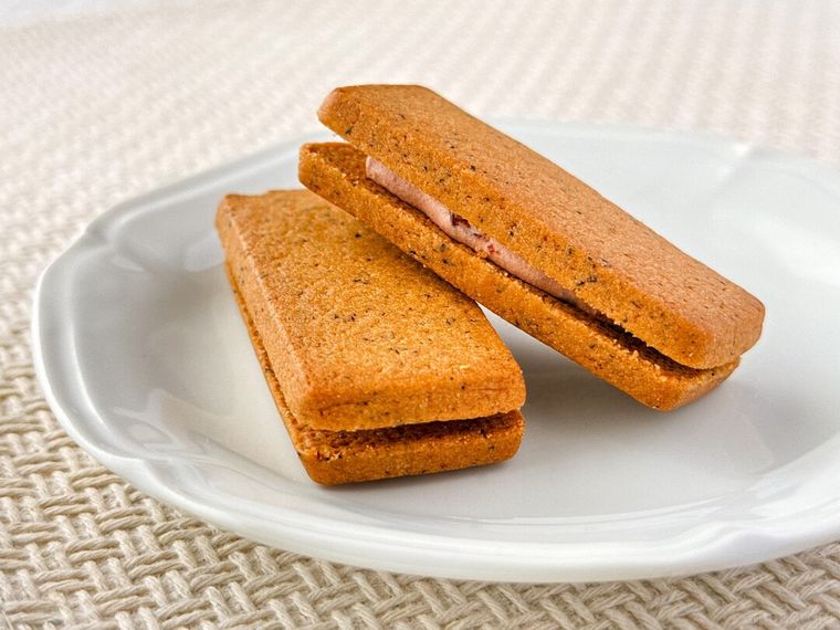 袋から取り出した紅茶とダブルベリーのビスケットサンド