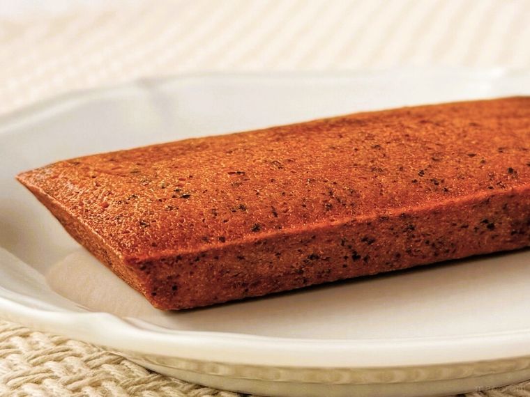 白皿にのった紅茶フィナンシェ