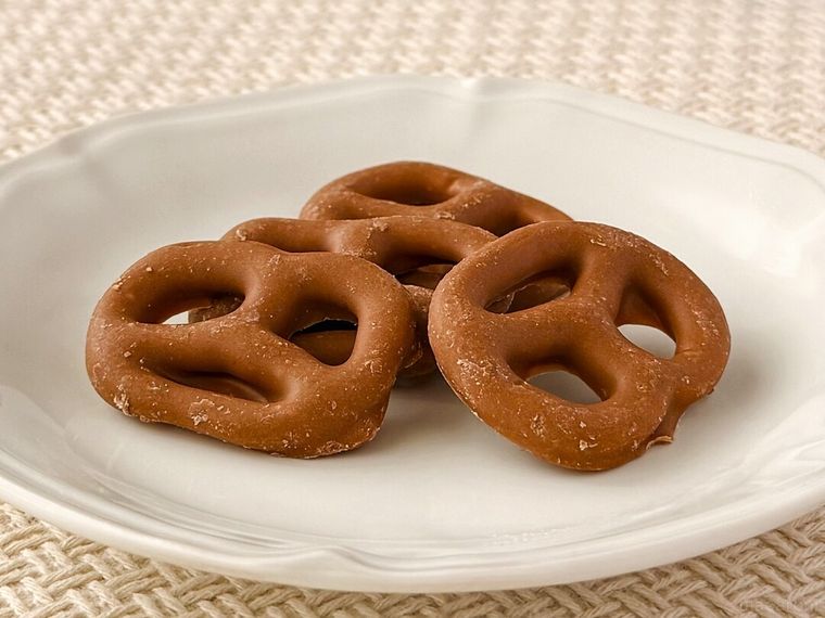 白皿にのった芳醇な香りを楽しむ紅茶チョコプレッツェル