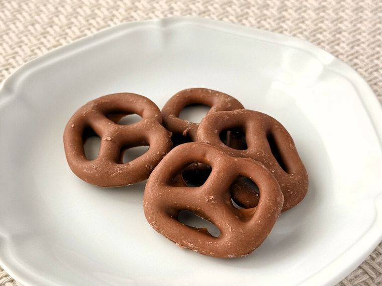 芳醇な香りを楽しむ紅茶チョコプレッツェルが皿に盛り付けられている様子