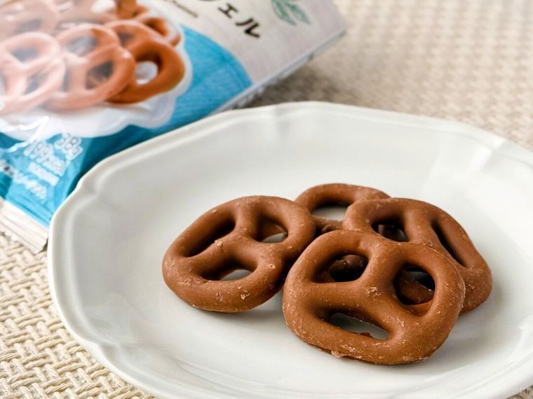 パッケージから取り出した芳醇な香りを楽しむ紅茶チョコプレッツェル