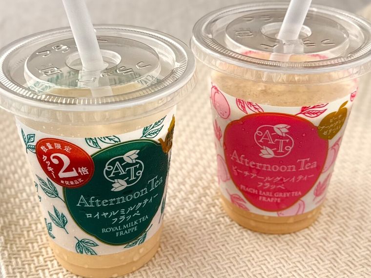 ストローがささったアフタヌーンティー監修ロイヤルミルクティーフラッペとピーチアールグレイミルクティーフラッペ
