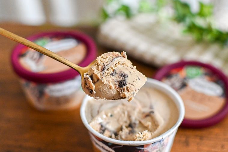 アイスをスプーンですくっているところ