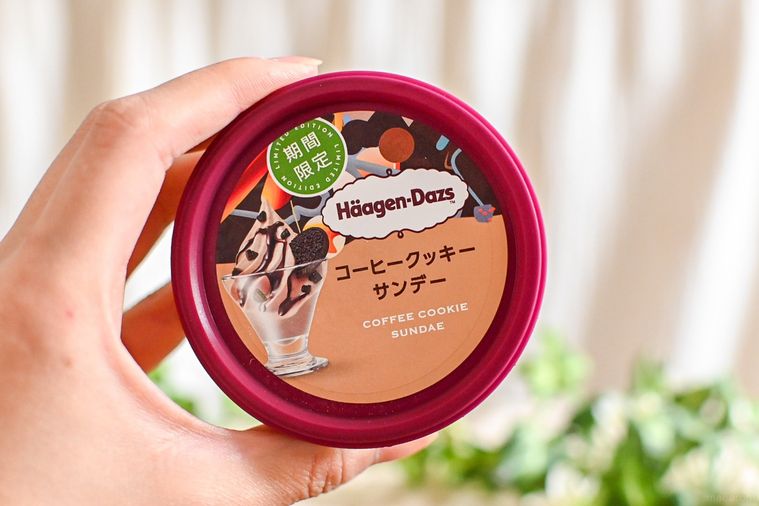 アイスのパッケージを持っているところ