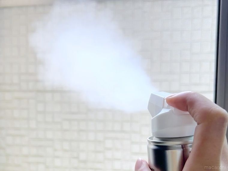 防虫スプレー 網戸用を噴射している様子