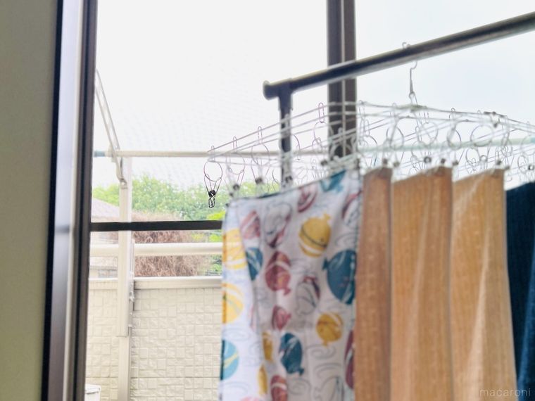 洗濯物を部屋干ししている様子