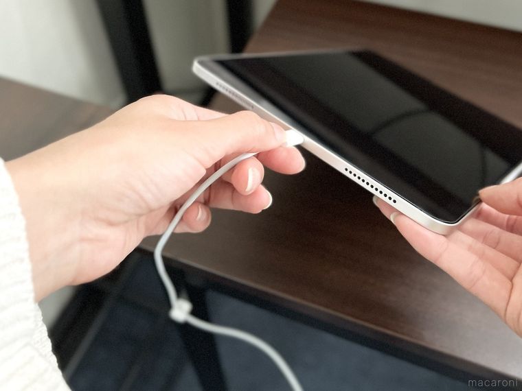 タブレットにケーブルを挿している様子