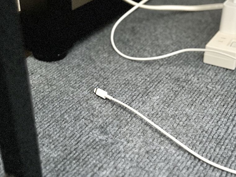 ケーブルが床に落ちた様子