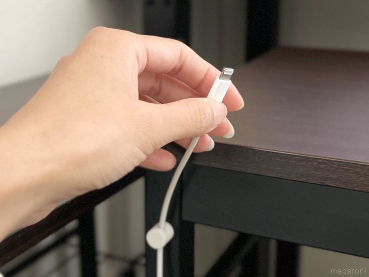 マグネットケーブルホルダーを使っている様子