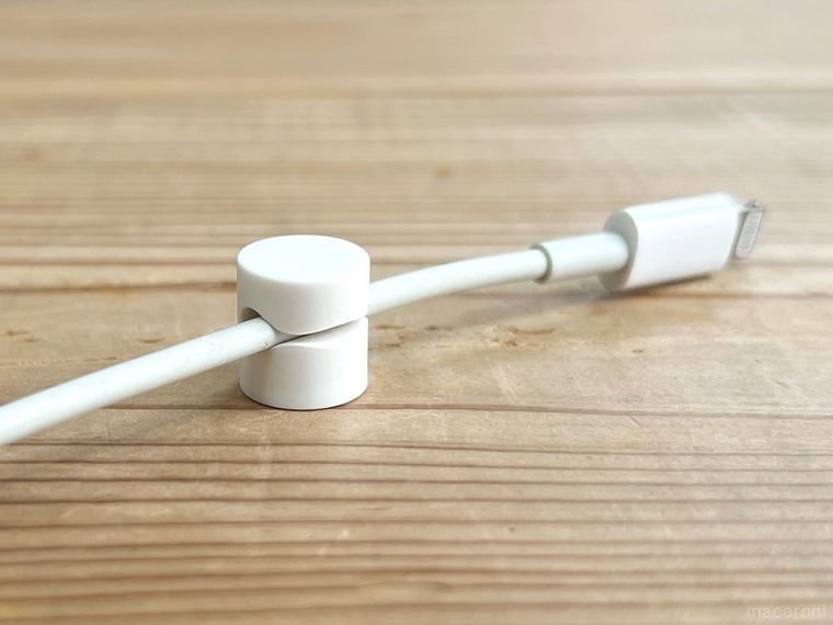 マグネットケーブルホルダーにケーブルをはめた様子