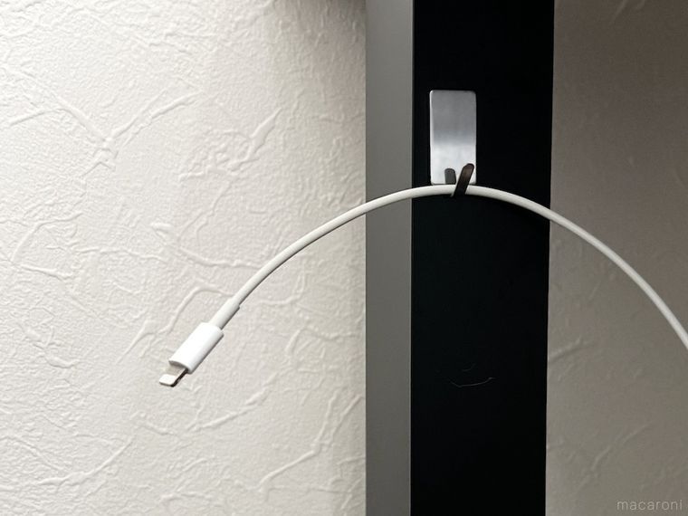 フックにケーブルを掛けた様子