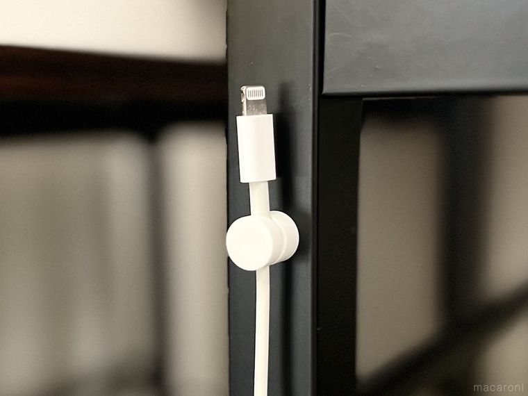 マグネットケーブルホルダーにケーブルをはめた様子
