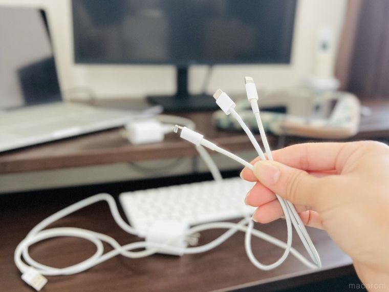 ケーブルを手で持っている様子