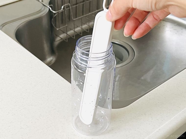 水筒にボトル乾燥スティックを入れている様子