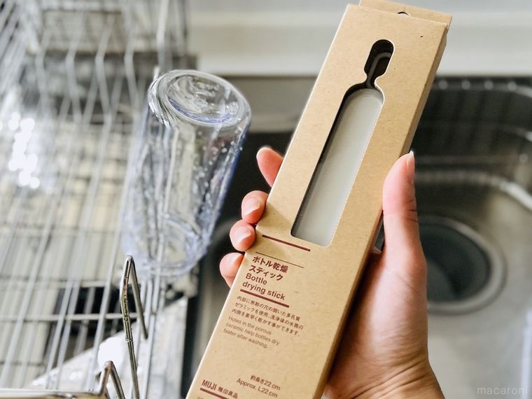 無印良品のボトル乾燥スティックを手で持っている様子