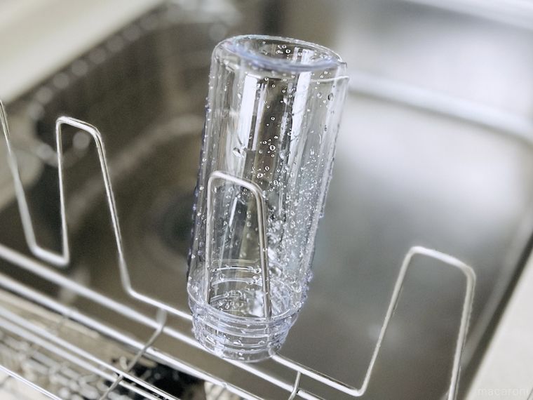 水筒を逆さにして乾かしている様子