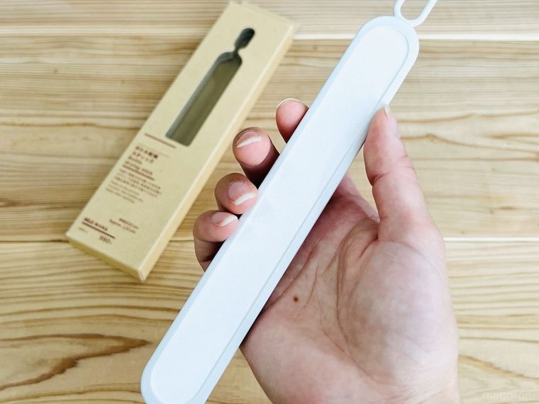 ボトル乾燥スティックを手で持っている様子