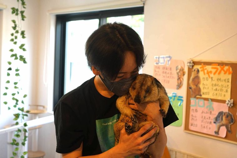 マーモットを抱っこしているDr.マーモットさん