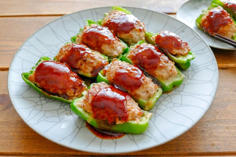 ピーマンの肉詰めを盛り付けた大皿