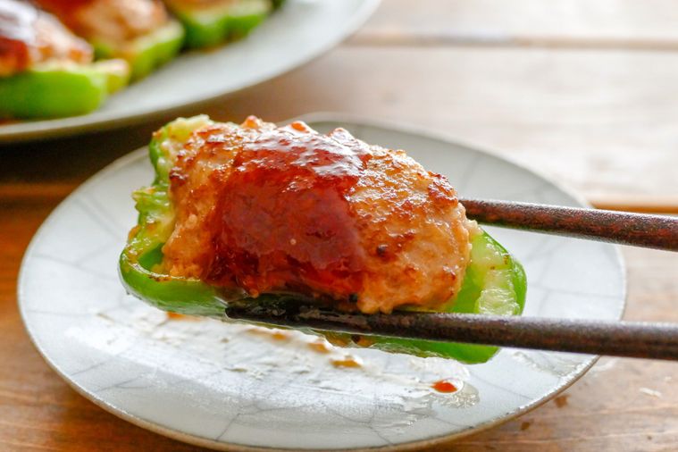 ピーマンの肉詰めを箸で持ち上げる様子