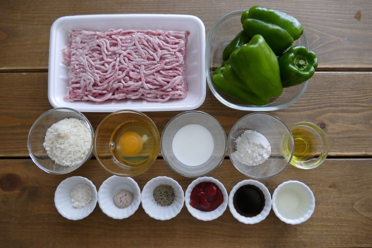 ピーマンの肉詰めの材料が並ぶ木製テーブル