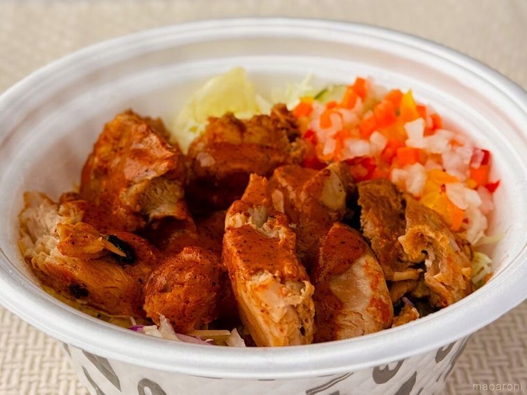 チキンやキャベツなどが入ったチキンケバブ丼が置かれている様子