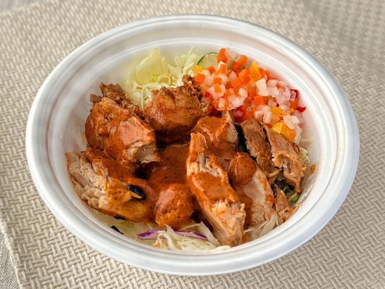 チキンケバブ丼の蓋を開けた様子