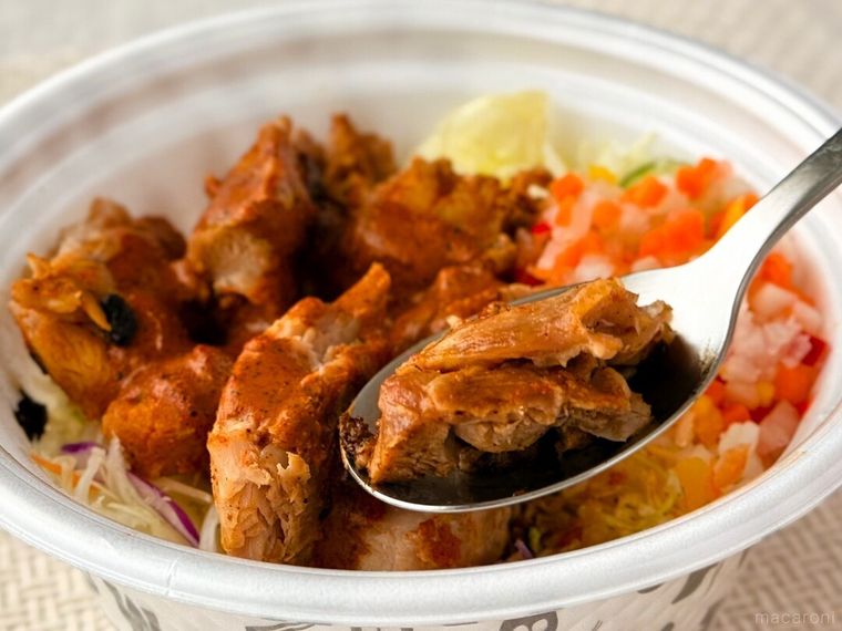 チキンケバブ丼のチキンをスプーンで持っている様子