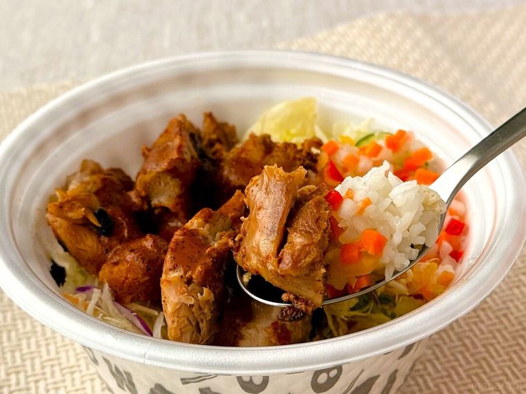 チキンケバブ丼をスプーンですくっている様子