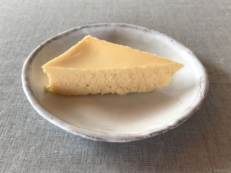 カットされたひとり分のチーズケーキがお皿に盛られている